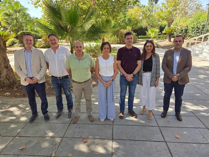 Foto de familia de la consejera de Sostenibilidad, Catalina García, con UPA Andalucía.