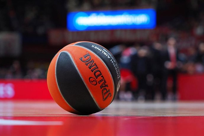 Archivo - Imagen de archivo de una pelota de baloncesto en un partido. 