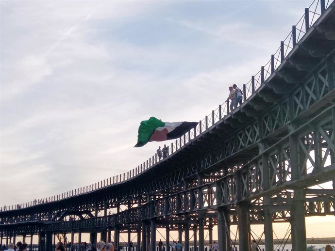Bandera palestina en el Mulle del Tinto durante una concentración en Huelva de apoyo a la Flotilla.