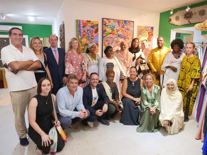 Los gobiernos vasco y canario en su visita a un taller de moda en Mauritania