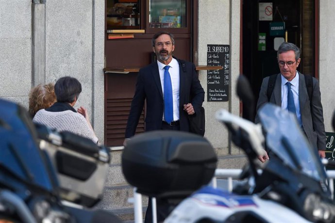 Archivo - El senador de Coalición Canaria Pedro Manuel Sanginés (i) llega a declarar de forma voluntaria al Tribunal Supremo (TS), a 16 de abril de 2024, en Madrid (España). 