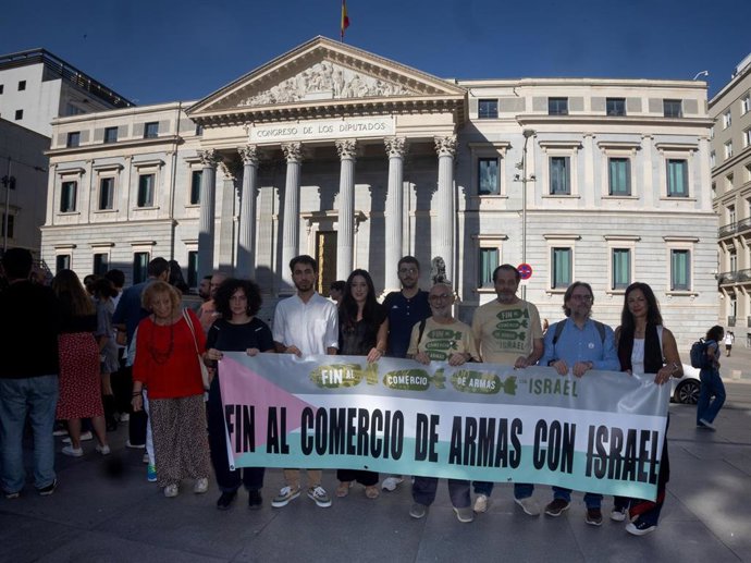 Varias personas se concentran frente al Congreso de los Diputados, a 7 de octubre de 2025, en Madrid (España). 