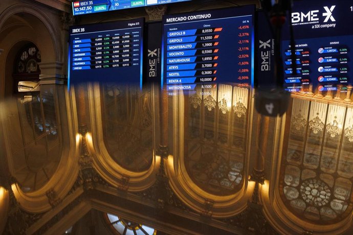 Archivo - Paneles del Ibex 35 en el Palacio de la Bolsa, a 11 de enero de 2024, en Madrid (España). 