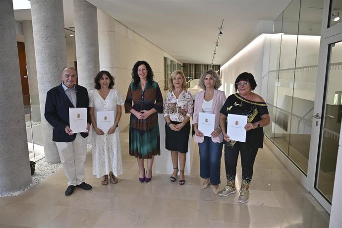 La alcaldesa de Almería, María del Mar Vázquez, junto a representantes de las cuatro asociaciones beneficiarias de los convenios sociales.