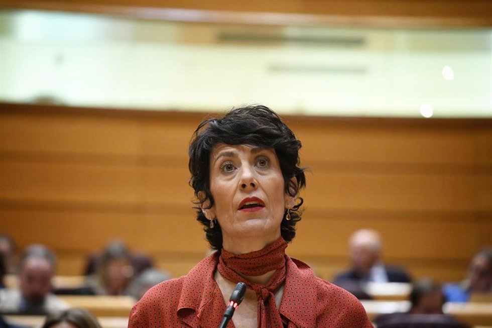 La ministra de Inclusión, Seguridad Social y Migraciones de España, Elma Saiz, durante una sesión de control al Gobierno, en el Senado, a 7 de octubre de 2025, en Madrid (España). 