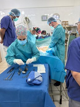 Profesionales de la expedición sanitaria en Bolivia atienden a un paciente.