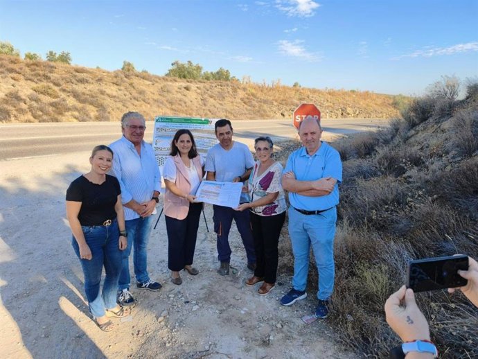 Granados (3ª izda.), en la presentación del proyecto de mejora del acceso a la Vereda de los Metedores, en Aguilar de la Frontera.