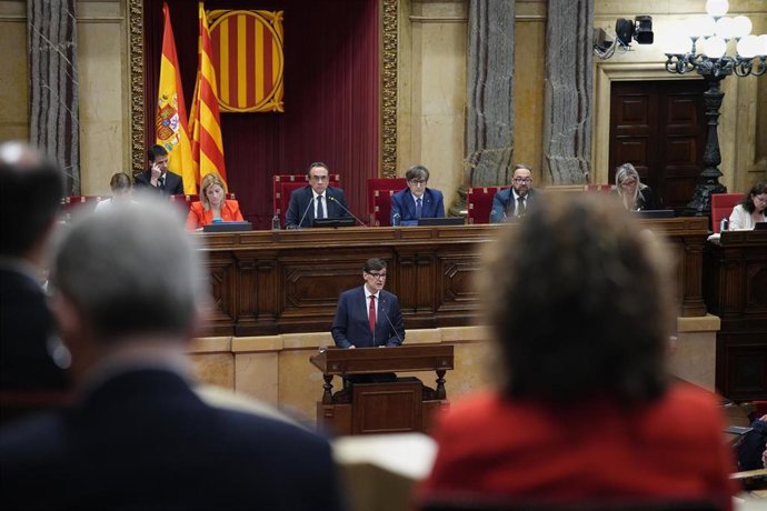 El presidente de la Generalitat, Salvador Illa, interviene durante la primera jornada del Debate de Política General, en el Parlament de Catalunya, a 7 de octubre de 2025, en Barcelona, Catalunya (España). 