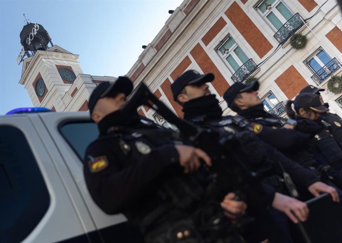 Archivo - Varios agentes de la Policía Nacional durante la presentación del dispositivo especial de seguridad para las campanadas de fin de año, en la Puerta del Sol, a 30 de diciembre de 2024, en Madrid (España).