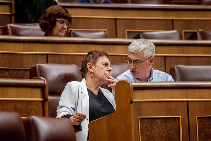 La portavoz de EH Bildu en el Congreso, Mertxe Aizpurua y el diputado de Bildu Oskar Matute durante una sesión plenaria, en el Congreso de los Diputados, a 7 de octubre de 2025, en Madrid (España)