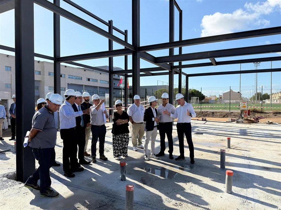 El alcalde de San Javier, José Miguel Luengo, acompaña al rector de la UMU, José Luján, al consejero de Universidades, Juan María Vázquez y al director general de Deporte, Fran Sánchez, en la visita a las obras del nuevo pabellón polideportivo