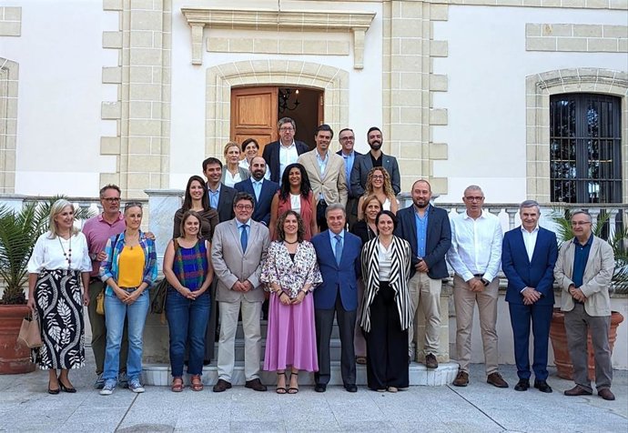 Foto de familia de la inauguración del II Encuentro de la Ciencia, bajo el lema 'Conciencia y compromiso por la salud del planeta' celebrado en Jerez de la Frontera (Cádiz)