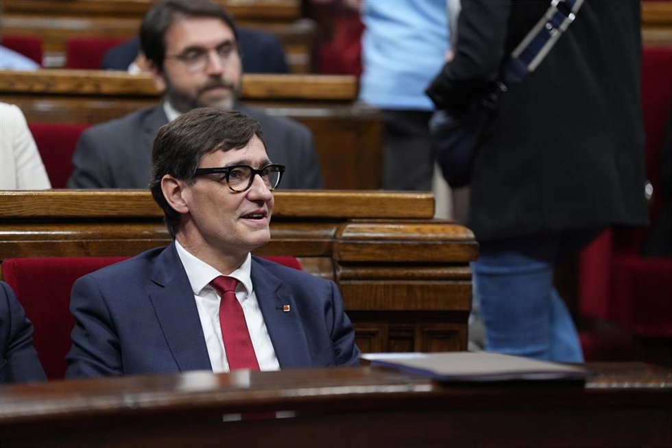 El presidente de la Generalitat, Salvador Illa, llega a la primera jornada del Debate de Política General, en el Parlament de Catalunya, a 7 de octubre de 2025, en Barcelona, Catalunya (España). Con la tensión patente entre sus socios de investidura, Il
