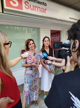 La coordinadora de Movimiento Sumar Andalucía, Esperanza Gómez, atiende a los medios junto a Lara Hernández en Sevilla.