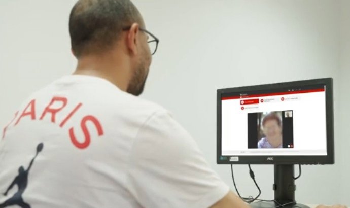 Un interno se comunica con su familia desde un centro penitenciario de Catalunya mediante el proyecto 'Viu en digital'