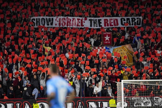 Archivo - Aficionados del Sevilla FC muestran una pancarta contra Israel durante un partido de LaLiga EA Sports entre su equipo y el RCD Mallorca en el Ramón Sánchez-Pizjuán el pasado 24 de febrero