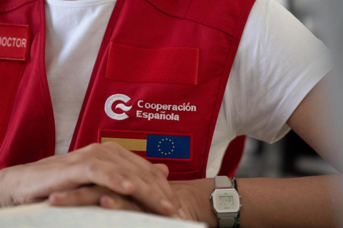 Archivo - Detalle del chaleco rojo de la Cooperación Española