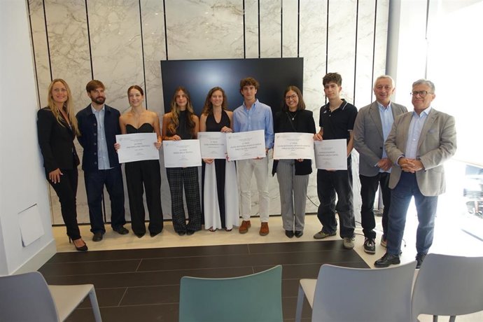Los ganadores de la XIX edición del 'Cosentino Design Challenge', junto a representantes de la marca, durante el acto de presentación de la nueva convocatoria celebrado en Cosentino City Madrid.