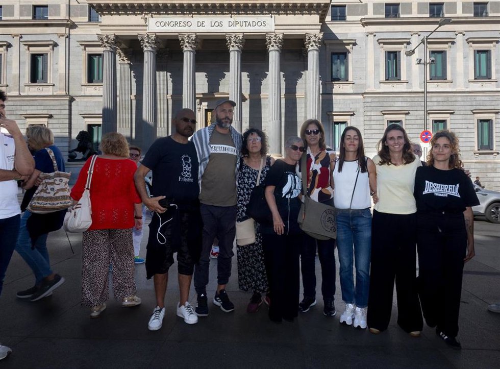 Integrantes de la Global Sumud Flotilla ofrecen declaraciones a los medios, frente al Congreso de los Diputados, a 7 de octubre de 2025, en Madrid (España). 
