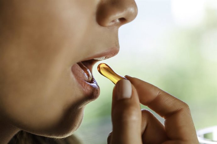 Archivo - Imagen de una persona tomando vitamina D.