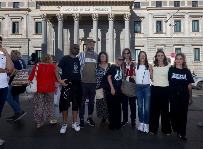 Membros da Global Sumud Flotilla fazem declarações à mídia em frente ao Congresso dos Deputados em 7 de outubro de 2025 em Madri (Espanha).