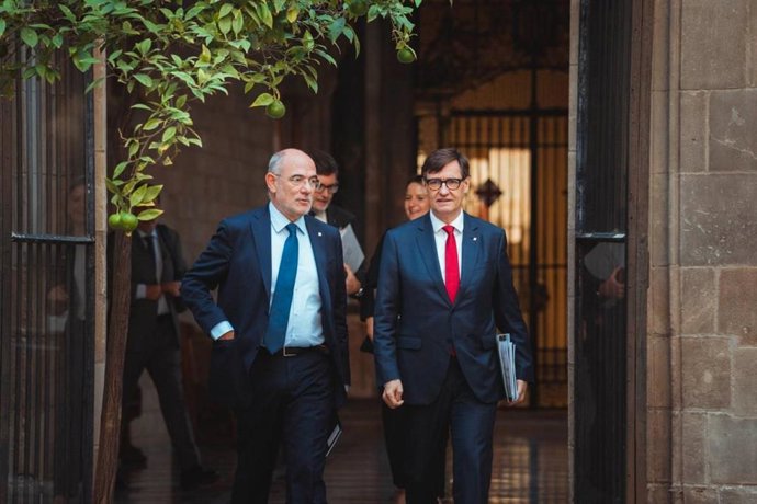 El presidente de la Generalitat, Salvador Illa, y el conseller de Unión Europea y Acción Exterior, Jaume Duch, antes de la reunión del Consell Exectiu