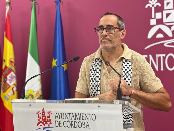 El portavoz del Grupo Hacemos Córdoba en el Ayuntamiento de la capital cordobesa, Juan Hidalgo, con un pañuelo palestino.