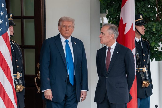 07 October 2025, US, Washington: US President Donald Trump welcomes Canadian Prime Minister Mark Carney to the White House ahead of their meeting. Photo: Andrew Leyden/ZUMA Press Wire/dpa