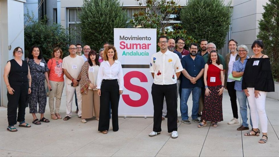 Imagen de la ejecutiva de Movimiento Sumar Andalucía, con sus coordinadores, Esperanza Gómez Corona y Raúl García, en primer término. (Foto de archivo).