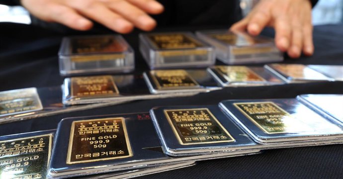 Archivo - 04 January 2023, South Korea, Seoul: A clerk arranges gold bars at Korea Gold Exchange in Seoul. The price of gold has soared in recent days amid global economic uncertainties. Photo: -/yonhap/dpa