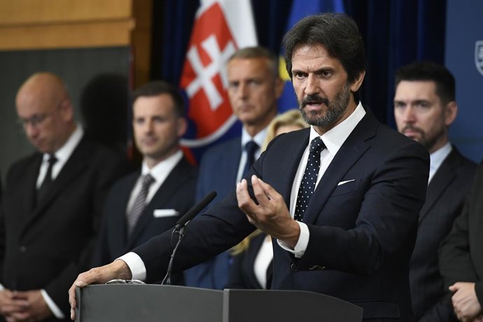 Archivo - 16 May 2024, Slovakia, Bratislava: Minister of Defence of Slovakia Robert Kalinak (C) speaks during a press conference after an extraordinary meeting of the Security Council of the Slovak Republic in Bratislava. Slovak Prime Minister Robert Fico