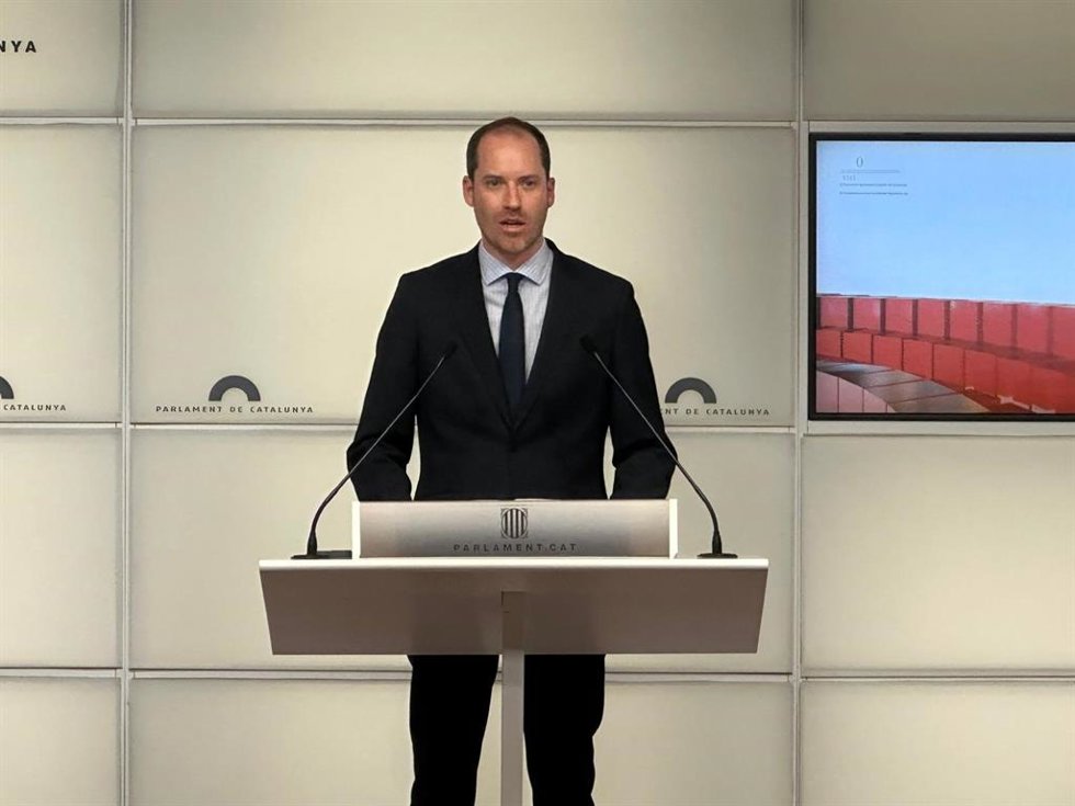 El portavoz del PP en el Parlament, Juan Fernández, en rueda de prensa