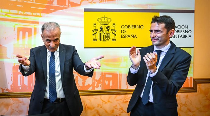 O embaixador palestino na Espanha, Husni Abdel Wahed (à esquerda) e o Delegado do Governo na Cantábria, Pedro Casares (à direita), durante um evento para explicar a situação na Faixa de Gaza, na Delegação do Governo na Cantábria, em 7 de novembro.