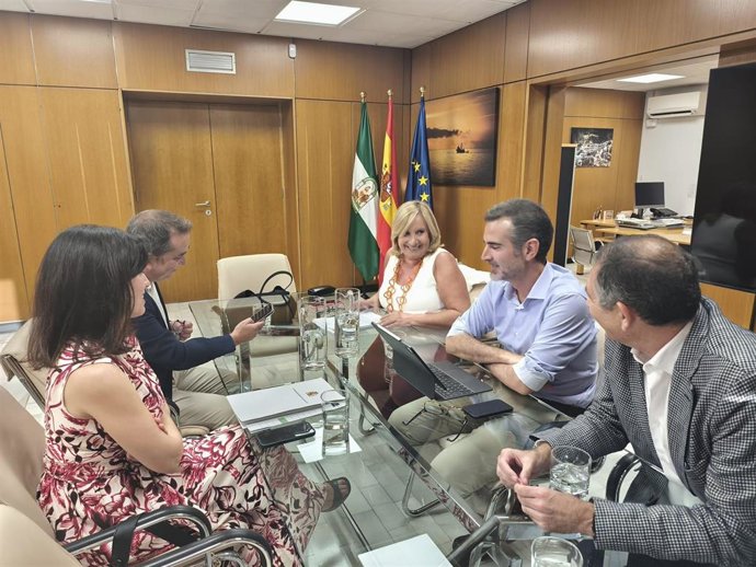 El consejero de Agricultura, Pesca, Agua y Desarrollo Rural, Ramón Fernández Pacheco, y la nueva presidenta de la Confederación Hidrográfica del Guadalquivir, Gloria María Martín Valcárcel, durante la reunión.