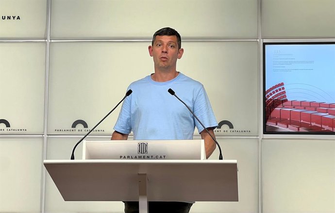 El diputat de la CUP en el Parlament Xavier Pellicer en una roda de premsa aquest dimarts en el Parlament.