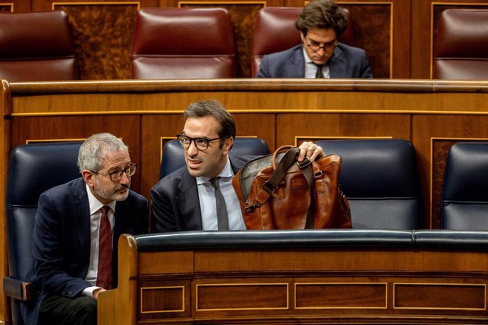 El ministro de Economía, Comercio y Empresa, Carlos Cuerpo, durante una sesión plenaria, en el Congreso de los Diputados, a 7 de octubre de 2025, en Madrid (España). 