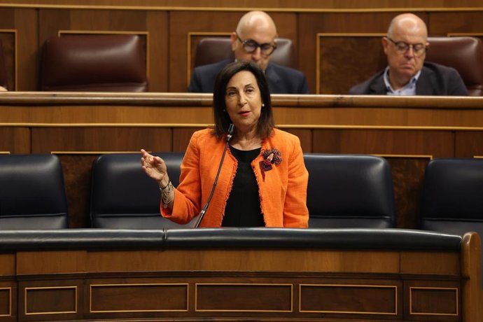 La ministra de Defensa, Margarita Robles, interviene durante una sesión de control al Gobierno en el Congreso de los Diputados.