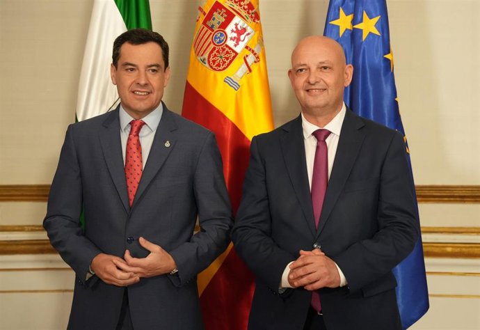 Archivo - El presidente de la Junta de Andalucía, Juanma Moreno, junto con el alcalde de Dos Hermanas (Sevilla), Francisco Rodríguez. Imagen de archivo.   