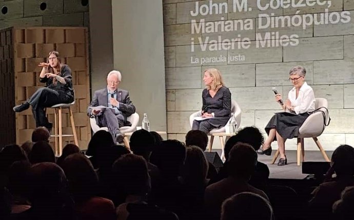 Coetzee habla durante el debate.