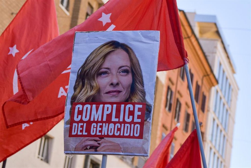 Image de archivo de una pancarta con la imagen de la primera ministra de Italia, Giorgia Meloni, en la que le acusan de cómplice del genocidio en relación con la ofensiva israelí en la Franja de Gaza