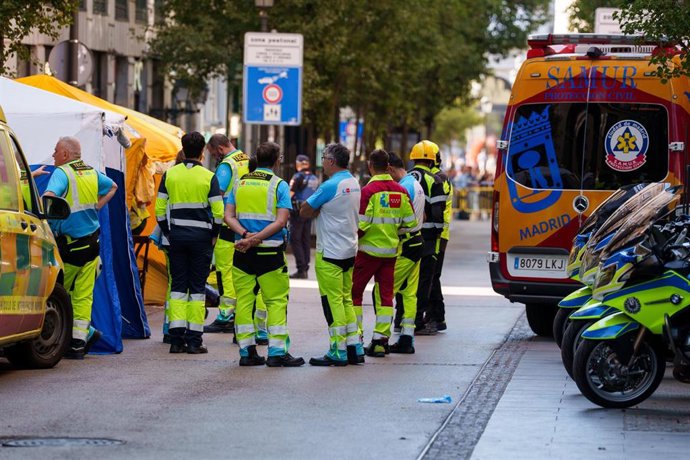 Agentes de los Servicios de Emergencias trabajan en las inmediaciones dónde se ha derrumbado un edificio en obras, en la zona de Ópera, a 7 de octubre de 2025, en Madrid (España).