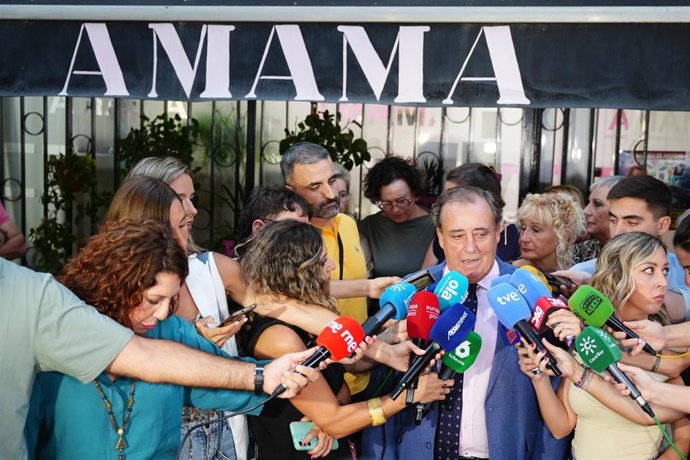 El abogado de Amama, Manuel Jiménez, con la junta directiva de Amama tras la reunión con mujeres afectadas por los retrasos en el cribado del cáncer de mama.