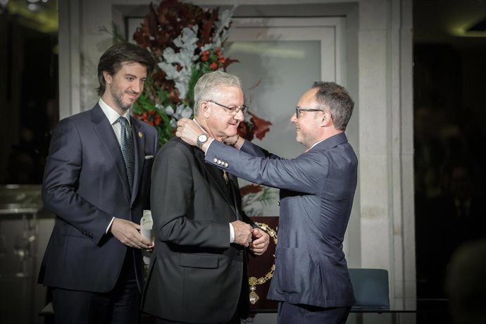 Momento en que Vives recibe la condecoración de la Creu dels Set Braços