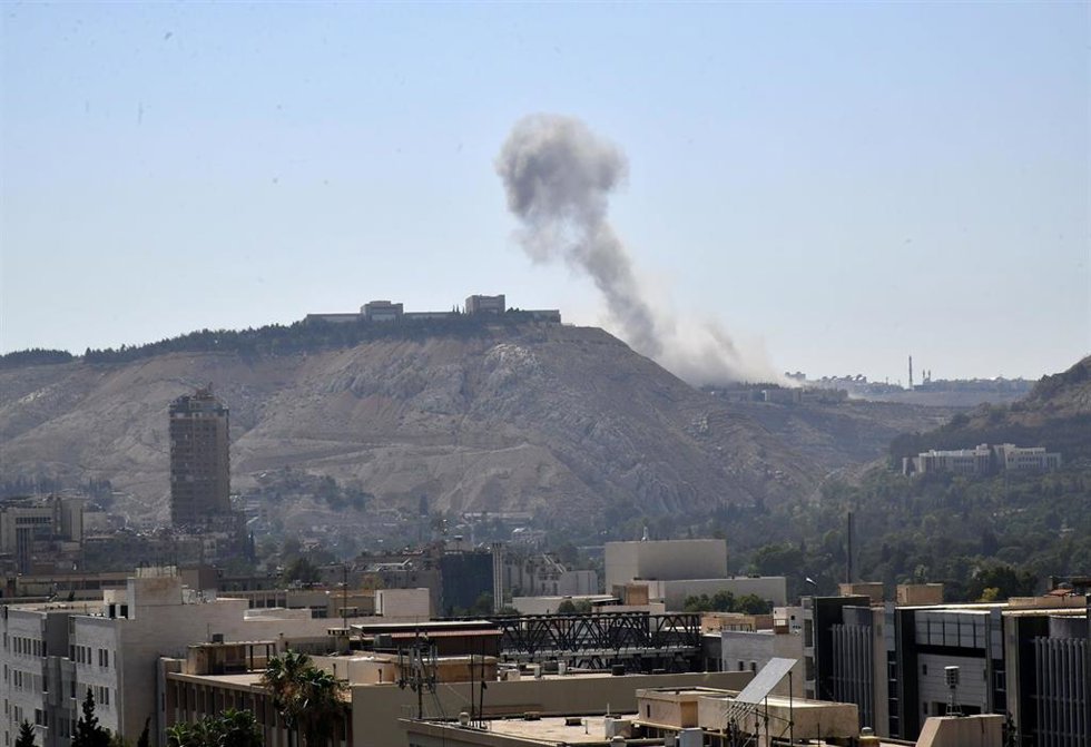Archivo - Imagen de archivo de un bombardeo en Siria