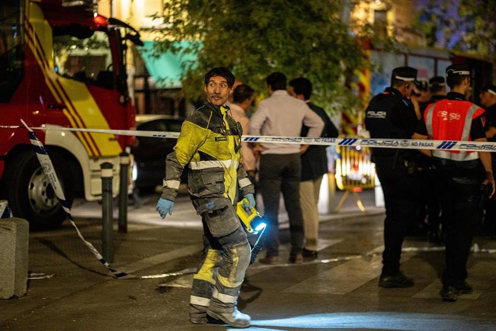 Varios agentes de Policía y Bomberos trabajan en las inmediaciones donde se ha derrumbado un edificio en obras, en la zona de Ópera, a 7 de octubre de 2025, en Madrid (España). Tres personas han resultado heridas en el derrumbe parcial de un edificio en