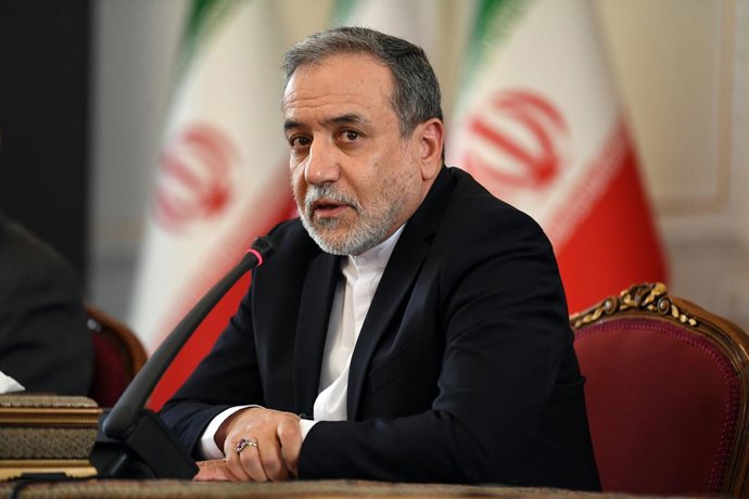 TEERÃ, 5 de outubro de 2025 -- O ministro das Relações Exteriores do Irã, Seyed Abbas Araghchi, fala durante uma coletiva de imprensa após sua reunião com diplomatas estrangeiros em Teerã, Irã, em 5 de outubro de 2025. O ministro das Relações Exteriores d