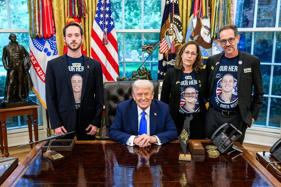 El presidente Donald Trump en el Despacho Oval, donde ha recibido a Edan Alexander (izquierda) y a familiares de Omer Neutra (derecha)