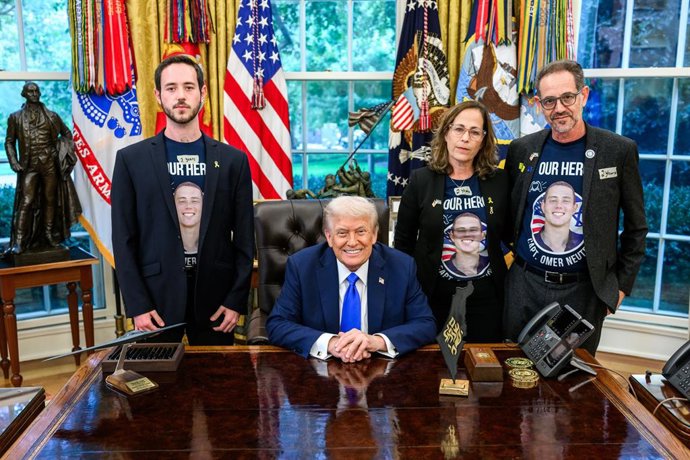 El presidente Donald Trump en el Despacho Oval, donde ha recibido a Edan Alexander (izquierda) y a familiares de Omer Neutra (derecha)