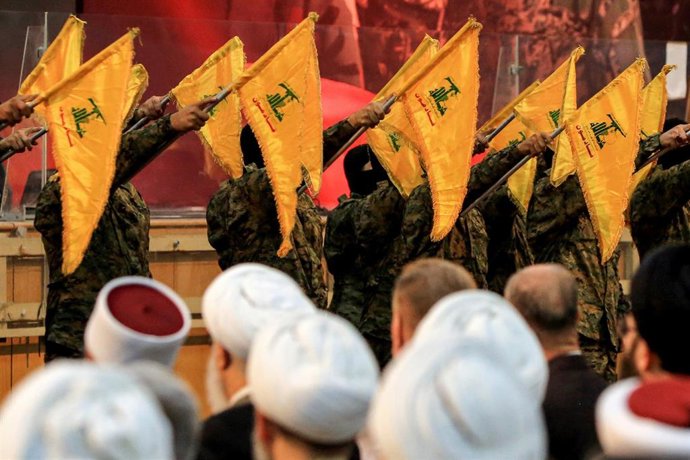 Archivo - Militantes de Hezbolá desfilan durante una ceremonia para conmemorar el primer aniversario del asesinato de su líder Ibrahim Akil en un suburbio al sur de Beirut