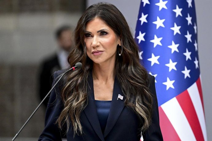 10 de setembro de 2025, Antuérpia, Bélgica: A secretária de Segurança Interna dos Estados Unidos, Kristi Noem, é fotografada durante uma visita de trabalho ao porto 'Port of Antwerp-Bruges' da secretária de Segurança Interna dos Estados Unidos, quarta-fei